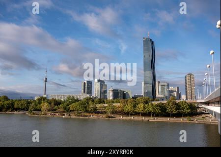 Vienne, Autriche, 23 août 2022. Incroyable paysage urbain du Donau : la partie moderne de la ville où l'on trouve des gratte-ciel futuristes et le grand anten Banque D'Images