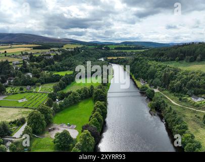 Vue aérienne par drone d'Aberlour et de la rivière Spey Moray Banque D'Images