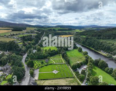 Vue aérienne par drone d'Aberlour et de la rivière Spey Moray Banque D'Images