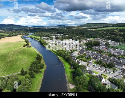 Vue aérienne par drone d'Aberlour et de la rivière Spey Moray Banque D'Images