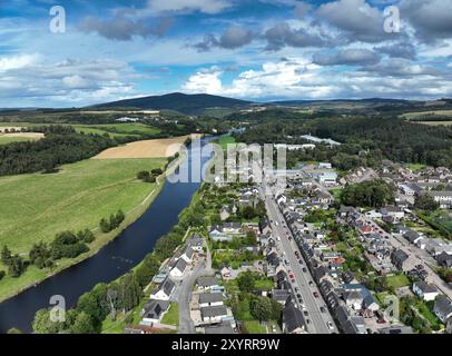 Vue aérienne par drone d'Aberlour et de la rivière Spey Moray Banque D'Images