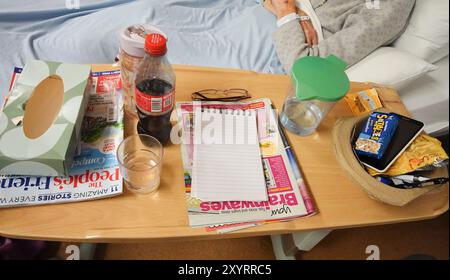 Table d'appoint du patient dans le service hospitalier Banque D'Images