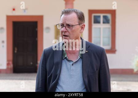 Ministerpräsident Bodo Ramelow Die Linke hisst Regenbogenflagge vor der Thüringer Staatskanzlei aus Anlass des bevorstehenden CSD, 30.08.2024, Erfurt Deutschland, Event, Thüringer MP hisst Regenbogenflagge *** le premier ministre Bodo Ramelow Die Linke lève le drapeau arc-en-ciel devant la Chancellerie d'État de Thuringe à l'occasion du CSD, 30 08 2024, Erfurt Allemagne, Evénement, Evénement, drapeau arc-ciel levé Thuringe prx MP Banque D'Images