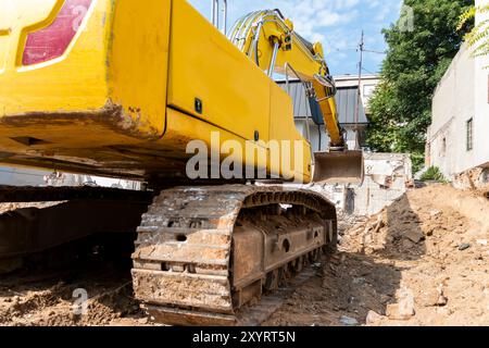 Processus de démolition de l'ancien bâtiment de démantèlement. Carter de rupture de pelle hydraulique. Destruction de logements délabrés pour un nouveau développement Banque D'Images