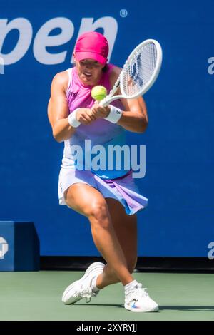 IgA Swiatek (POL) participe à la première ronde de l'US Open Tennis 2024. Banque D'Images