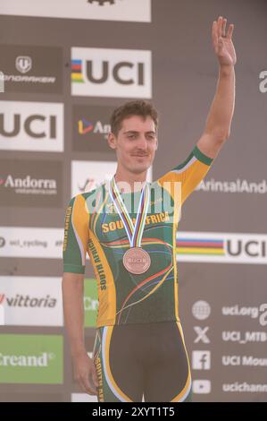 PAL Arinsal, Andorre : août 30 2024 : Alan Hatherly d'AFRIQUE DU SUD célèbre sur le podium en célébrant le Championnat du monde de VTT UCI Banque D'Images