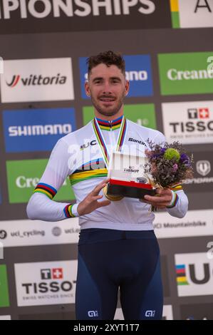 PAL Arinsal, Andorre : août 30 2024 : Victor Koretzky de FRANCE célèbre sur le podium en célébrant les Championnats du monde de VTT UCI CR Banque D'Images