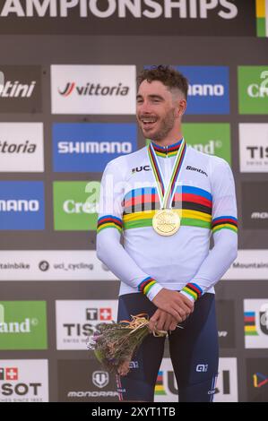 PAL Arinsal, Andorre : août 30 2024 : Victor Koretzky de FRANCE célèbre sur le podium en célébrant les Championnats du monde de VTT UCI CR Banque D'Images