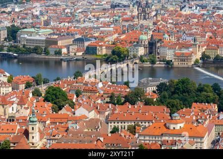 Vue aérienne de la vieille ville et de la petite ville reliées par le pont Charles sur la rivière Vltava depuis la colline de Prague. Banque D'Images