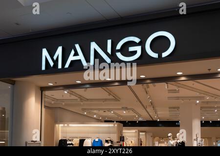 Prague, République tchèque - 9 août 2024 : gros plan d'une enseigne de magasin Mango à Prague, République tchèque. Banque D'Images