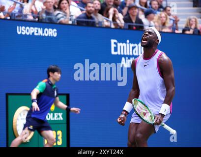 Flushing Meadows, US Open : Frances Tiafoe, États-Unis. 30 août 2024. Célèbre un point lors de sa victoire au troisième tour contre Ben Shelton, compatriote, à l'US Open. Crédit : Adam Stoltman/Alamy Live News Banque D'Images