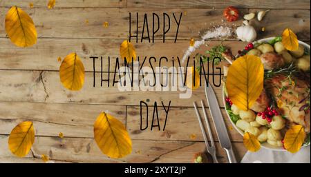 Image de jour heureux de Thanksgiving sur les feuilles d'automne et le dîner sur fond de bois Banque D'Images