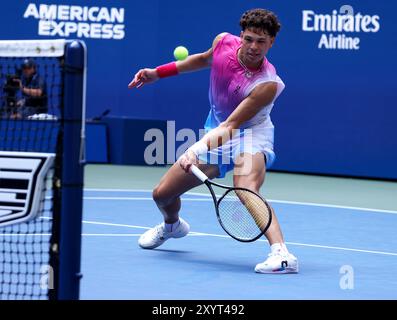 Flushing Meadows, US Open : Ben Shelton, États-Unis. 30 août 2024. Lors de sa défaite de troisième ronde face à Frances Tiafoe à l'US Open. Crédit : Adam Stoltman/Alamy Live News Banque D'Images