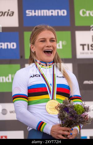 PAL Arinsal, Andorre : août 30 2024 : Evie Richards de GRANDE-BRETAGNE célèbre sur le podium en célébrant le Championnat du monde de VTT UCI Banque D'Images