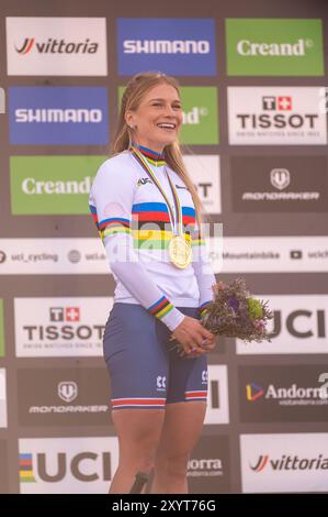 PAL Arinsal, Andorre : août 30 2024 : Evie Richards de GRANDE-BRETAGNE célèbre sur le podium en célébrant le Championnat du monde de VTT UCI Banque D'Images