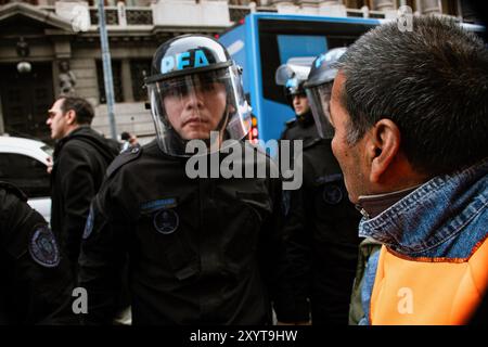 Buenos Aires, Argentine. 28 août 2024. Un homme à la retraite en face à face avec la police avant les incidents qui se sont produits au Congrès national. Marche des retraités et des organisations sociales contre le veto du président Javier Milei sur la loi récemment approuvée par le Congrès national argentin. (Photo de Santi Garcia Diaz/SOPA images/Sipa USA) crédit : Sipa USA/Alamy Live News Banque D'Images