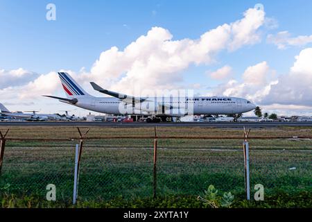 Aéroport Princess Juliana 1-13-2008 Simpson Bay Saint Martin Air France Airbus A340-300 F-GLZO départ en soirée de Princess Juliana Intl. Aéroport Banque D'Images