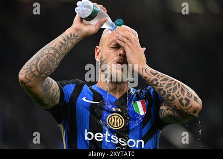 Milan. 30 août 2024. Federico Dimarco de l'Inter Milan se refroidit avant un match de Serie A entre l'Inter Milan et Atalanta à Milan, Italie, le 30 août 2024. Crédit : Alberto Lingria/Xinhua/Alamy Live News Banque D'Images