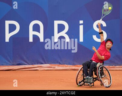 Paris, France. 30 août 2024. Ji Zhenxu, de Chine, sert lors du match de premier tour en simple masculin de tennis en fauteuil roulant entre Ji Zhenxu, de Chine, et Enrique Siscar Meseguer, d'Espagne, aux Jeux paralympiques de Paris 2024 à Paris, France, le 30 août 2024. Crédit : HE Canling/Xinhua/Alamy Live News Banque D'Images