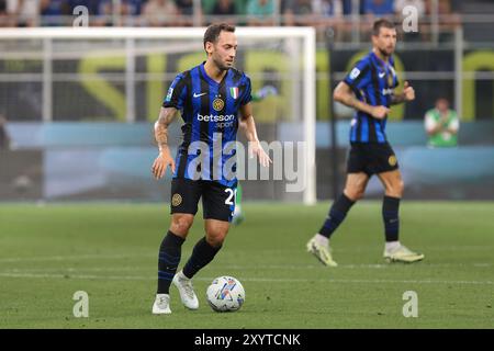 Milan, Italie. 30 août 2024. Italie, Milan, août 30 2024 : Hakan Calhanoglu (FC Inter) dribble dans le champ central en première mi-temps pendant le match de football FC Inter vs Atalanta BC, Serie A Tim 2024-2025 jour 3, San Siro Stadium. Italie, Milan, 2024 08 30 : FC Inter vs Atalanta BC, Serie A Tim 2024/2025 .Day 3 au stade San Siro. (Crédit image : © Fabrizio Andrea Bertani/Pacific Press via ZUMA Press Wire) USAGE ÉDITORIAL SEULEMENT! Non destiné à UN USAGE commercial ! Crédit : ZUMA Press, Inc/Alamy Live News Banque D'Images