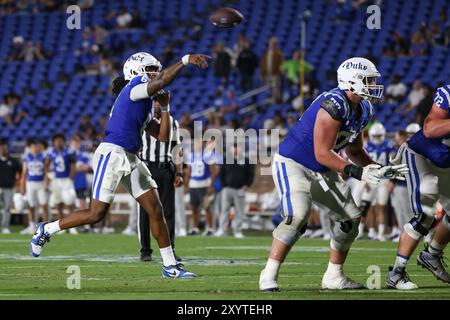 30 août 2024 : le quarterback Maalik Murphy (6 ans) des Blue Devils lance la balle lors du match de football NCAA entre les Elon Phoenix et Duke BL Banque D'Images