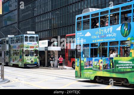 Hong Kong, Chine - 03 juillet 2024 : tramway de Hong Kong dans le centre de la Chine, avec passagers et annonces. Banque D'Images