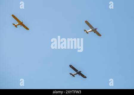 Sarlat-Domme, Dordogne, France - 25 août 2024 : trois Piper Super Cubs effectuent des acrobaties aériennes au spectacle aérien Aerien de Sarlat-Domme Banque D'Images