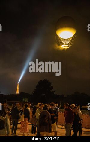 Le chaudron paralympique flotte au-dessus des jardins des Tuileries. Dès le coucher du soleil, si le temps est bon. Ils le relâchent du sol ne peuvent voler au-dessus de la ville de Paris. Banque D'Images