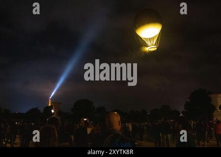 Le chaudron paralympique flotte au-dessus des jardins des Tuileries. Dès le coucher du soleil, si le temps est bon. Ils le relâchent du sol ne peuvent voler au-dessus de la ville de Paris. Banque D'Images