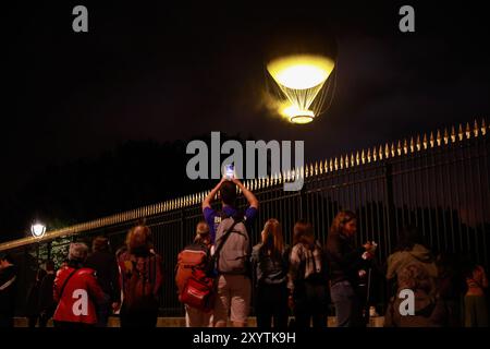 Le chaudron paralympique flotte au-dessus des jardins des Tuileries. Dès le coucher du soleil, si le temps est bon. Ils le relâchent du sol ne peuvent voler au-dessus de la ville de Paris. Banque D'Images