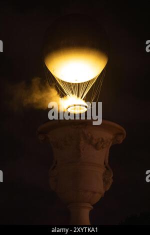 Le chaudron paralympique flotte au-dessus des jardins des Tuileries. Dès le coucher du soleil, si le temps est bon. Ils le relâchent du sol ne peuvent voler au-dessus de la ville de Paris. Banque D'Images