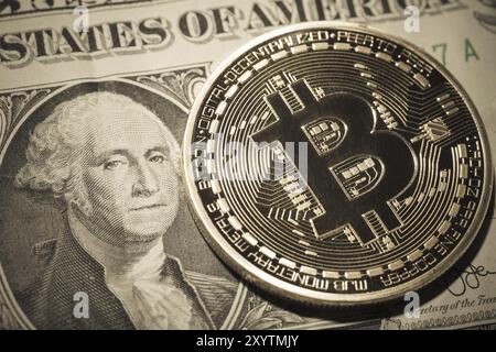 Un billet de dollar sur Bitcoin. Libre, macro shot Banque D'Images