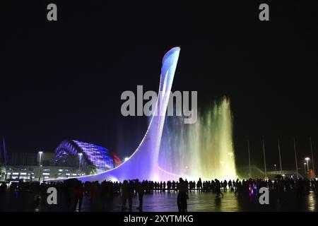 Sotchi, Russie, mai 29. 2018. Bol de l'oiseau de feu de la flamme olympique et fontaine chantante dans le parc olympique dans la soirée. Le symbole principal de l'Olympi Banque D'Images