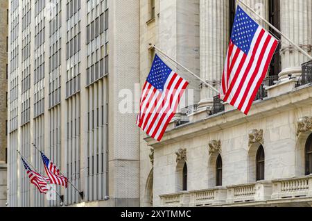 American Flags pending down à la Bourse de New York, bâtiment avec colonnes, gros plan, horizontal Banque D'Images