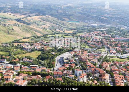 Vue panoramique sur les montagnes de la République de Saint-Marin, une petite république dans le pays italien. Image prise tôt le matin Banque D'Images