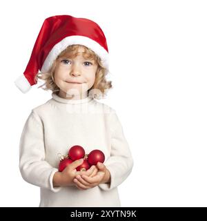 Enfant souriant dans le chapeau de Père Noël tenant des décorations de Noël à la main isolé sur fond blanc Banque D'Images