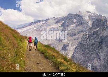 Deux randonneurs sur un sentier de la Viel dal Pan, dans les Dolomites Marmolada face Banque D'Images