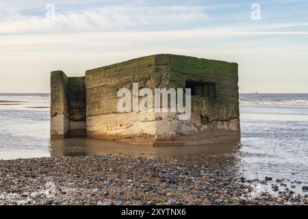 Un vieux bunker sur la plage de Newport, Norfolk, England, UK Banque D'Images