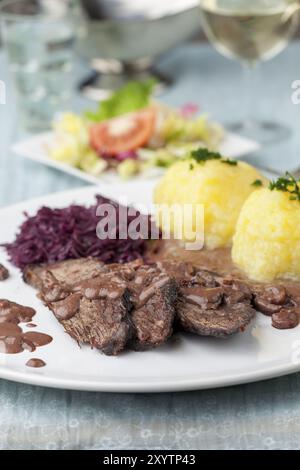 Sauerbraten avec du chou rouge sur une plaque Banque D'Images