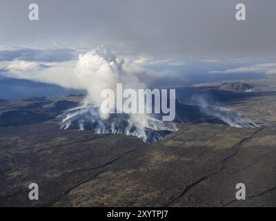 Éruption volcanique, panaches de fumée et champ de lave, vue aérienne, près de Grindavik, Islande, Europe Banque D'Images