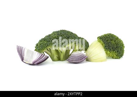 Brocoli vert frais brut près des tranches d'oignons jaunes et rouges isolées sur fond blanc Banque D'Images