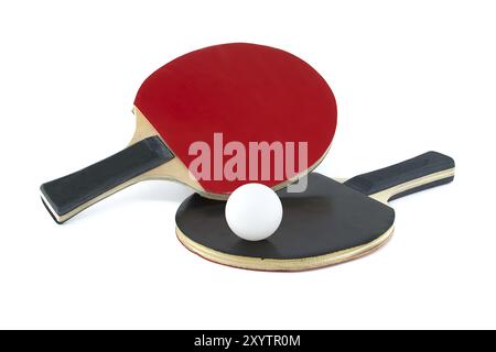 Isolées sur fond blanc sont deux pagaies de ping-pong et une balle de ping-pong, avec une surface de raquette apparaissant en rouge et l'autre en noir Banque D'Images