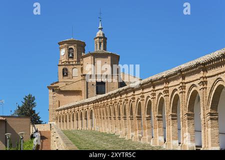 Historisches Backsteingebaeude mit Boegen und einem Uhrturm unter blauem Himmel, Basilica de Nuestra Senora del Romero, Basilika Unserer Lieben Frau v Banque D'Images