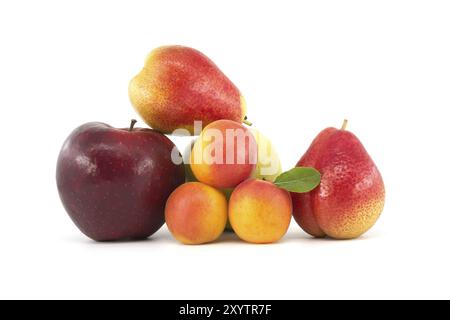 Abricots entiers mûrs, poire multicolore, pommes rouges et vertes isolées sur fond blanc. Fruits riches en multivitamines et juteux Banque D'Images