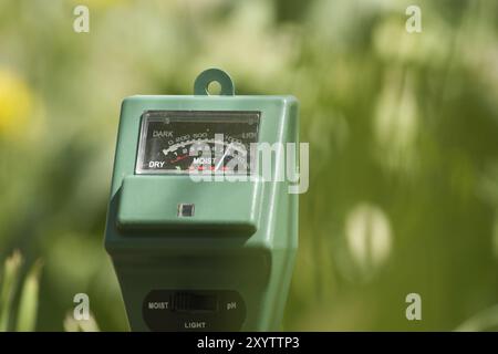 Indicateur d'humidité, d'intensité lumineuse et de pH du sol en gros plan, concept de technologie agricole Banque D'Images