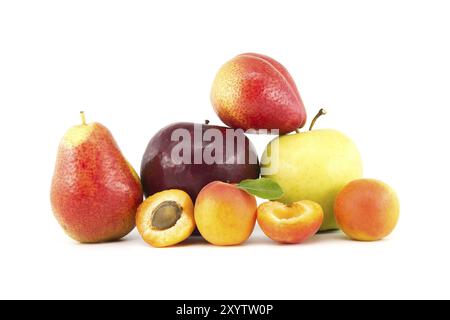 Abricots entiers et coupés en deux, poire multicolore, pommes rouges et vertes isolées sur fond blanc. Multivitamine et fruits juteux riches Banque D'Images