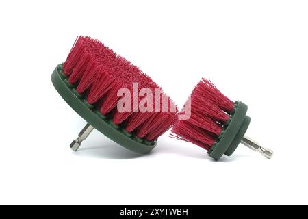 Brosses avec tige hexagonale adaptées aux extensions de porte-embouts isolées sur fond blanc. Accessoires de ponçage, nettoyage et polissage Banque D'Images