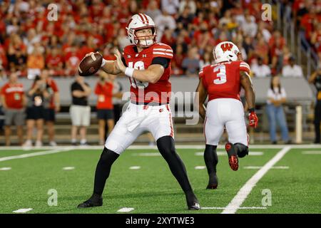 30 août 2024 : le quarterback des Badgers du Wisconsin Tyler Van Dyke (10 ans) passe le ballon pendant le match de football NCAA entre les Western Michigan Broncos et les Badgers du Wisconsin au Camp Randall Stadium de Madison, WISCONSIN. Darren Lee/CSM. Banque D'Images