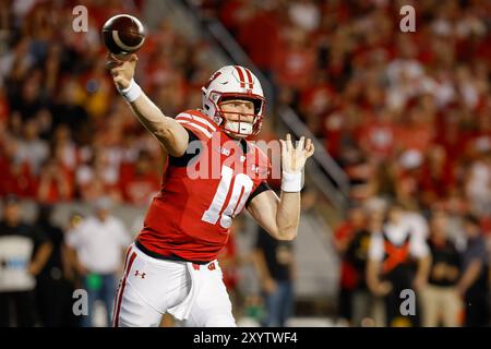 30 août 2024 : le quarterback des Badgers du Wisconsin Tyler Van Dyke (10 ans) passe la balle lors du match de football NCAA entre les Western Michigan Broncos et les Badgers du Wisconsin au Camp Randall Stadium de Madison, WISCONSIN. Darren Lee/CSM. Banque D'Images