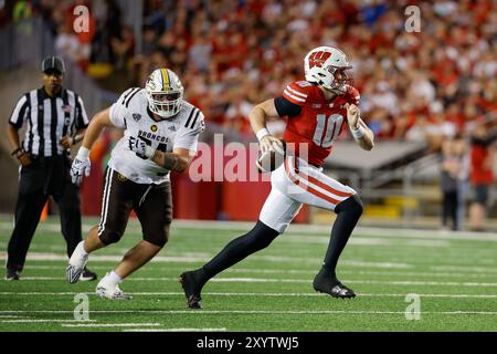 30 août 2024 : le quarterback des Badgers du Wisconsin Tyler Van Dyke (10 ans) se bouscule lors du match de football NCAA entre les Western Michigan Broncos et les Badgers du Wisconsin au Camp Randall Stadium de Madison, WISCONSIN. Darren Lee/CSM. Banque D'Images